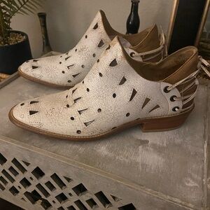 Musse & Cloud Cream Cutout Ankle Booties